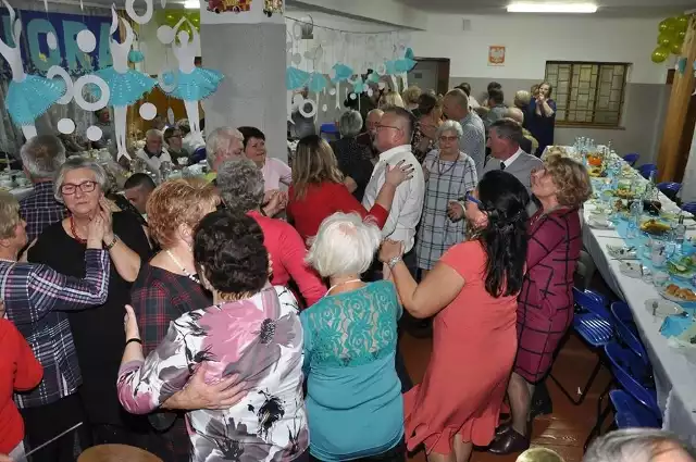 Mieszkańcy drugiej części gminy Ćmielów, podobnie jak ich sąsiedzi dwa tygodnie temu, bawili się na „Dniu Seniora za Lasem”. Zabawę zorganizowano w świetlicy Ochotniczej Straży Pożarnej w Borii. ZOBACZ NA KOLEJNYCH SLAJDACH>>> Seniorom z gminy Ćmielów spotkała się inicjatywa władz gminy i Domu Kultury imienia Witolda Gombrowicza. W piątek, 15 listopada spotkali się w świetlicy w Borii, by przez kilka godzin wspólnie się bawić. Życzenia z okazji Dnia Seniora złożyła im burmistrz Ćmielowa Joanna Suska. Był też występ uczniów ze szkoły podstawowej numer 1, którzy ponownie wystawili swoją adaptację „Rzepki” Jana Brzechwy. Zabawa taneczna trwała do późnych godzin wieczornych.