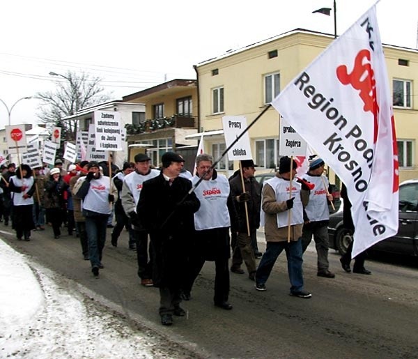 Pikietujący nie mieli pozwolenia na wejście na drogę, przeszli jednak główną ulicą Zagórza.