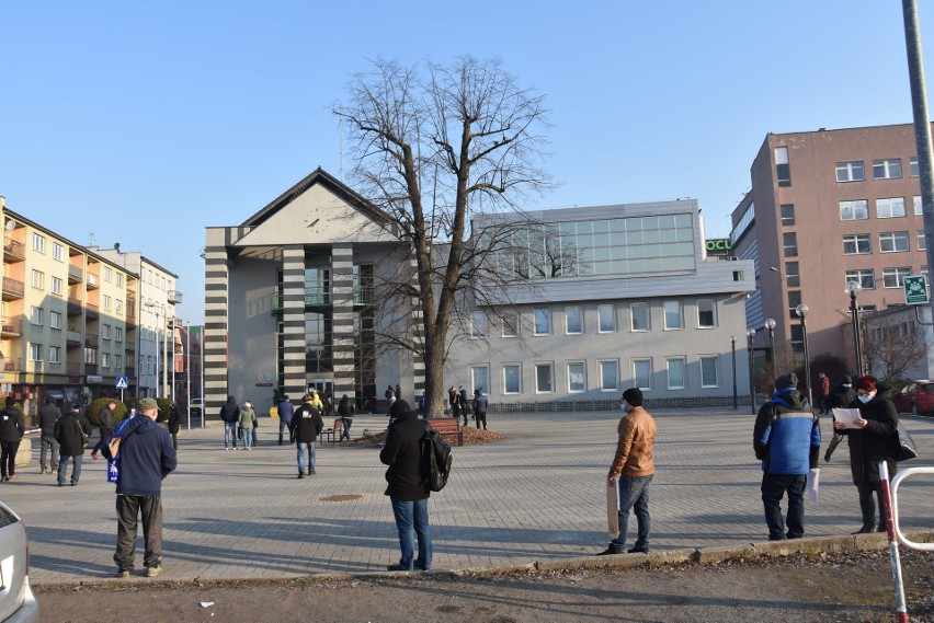 Rybnik. Kolejka przed urzędem miasta ustawia się w nocy....