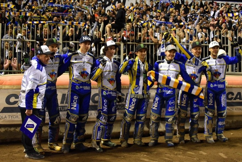 Tak kibice Apatora Toruń świętowali wygrane derby w Grudziądzu [zdjęcia]