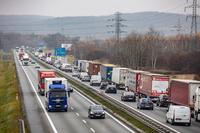 Przewoźnicy obawiają się unijnego Pakietu Mobilności, który wejdzie w życie w lutym 2022 roku. Na rynku brakuje też kierowców ciężarówek