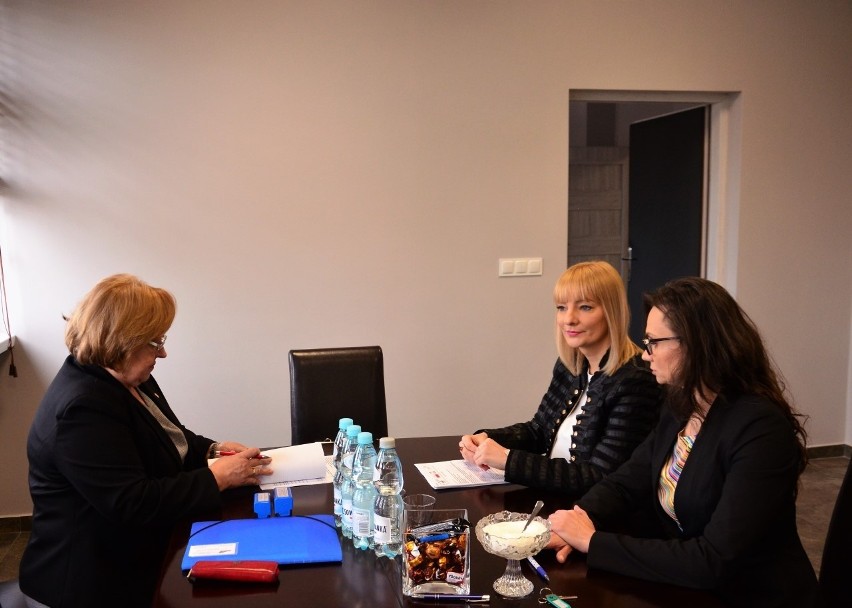 Burmistrz Stąporkowa - Dorota Łukomska podpisała umowy na:...
