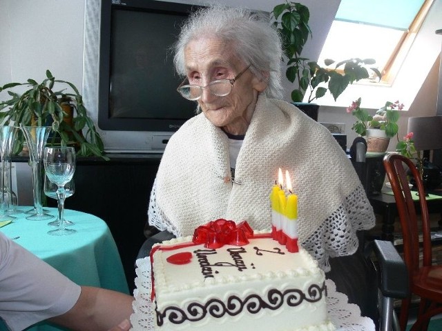 Zofia Świątek, 104 letnia pensjonariuszka kieleckiego Domu Pomocy cieszyła się z otrzymanych dyplomów i tortu.
