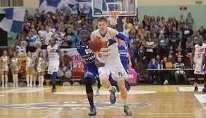 Szymon Długosz (z piłką) został nowym koszykarzem Siarki Tarnobrzeg