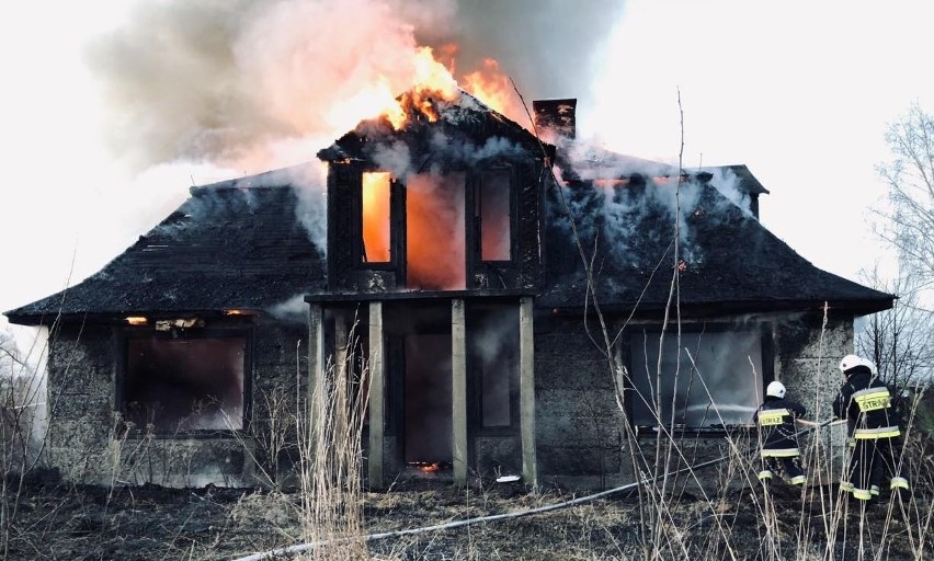 Pożar niezamieszkałego budynku pod Grójcem. Na miejscu pracuje czterdziestu strażaków 