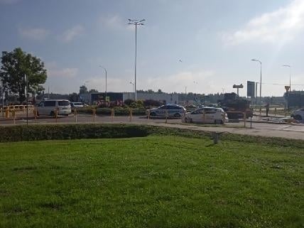 Ciężarówka zablokowała rondo na skrzyżowaniu dróg 79 i 764 w Połańcu. Ogromne utrudnienia [ZDJĘCIA]