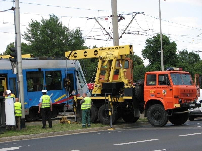 Wrocław: Wykolejenie tramwaju 33 Plus. Pojazd wypadł z szyn na placu Społecznym (ZDJĘCIA)