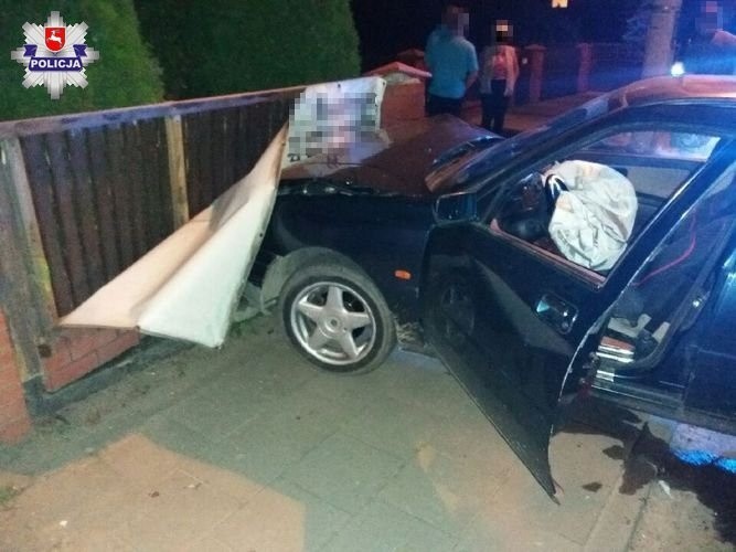 W Międzyrzecu Podlaskim pijany kierowca wjechał w ogrodzenie