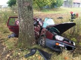 Wypadek pod Braniewem 5.10.2018. Na drodze Stare Siedlisko - Dębiny samochód uderzył w drzewo. Nie żyje 21-latek. 18-letni kierowca ranny