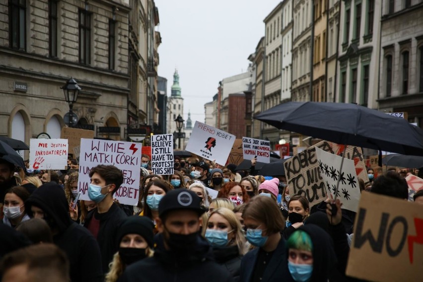 Protest kobiet w Krakowie. "Wyp...ć!" pod krakowską kurią. Abp Marek Jędraszewski odpowiada uczestnikom Strajku Kobiet