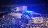 Wypadek na A1 w okolicach Radomska. Kierowca ciężarówki uderzył w barierki. Na drogach regionu są coraz gorsze warunki