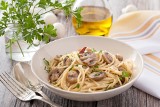 Pokrzepiające spaghetti z pieczarkami na domowy obiad. Wypróbuj przepis na aromatyczny posiłek. Idealne danie dla fanów grzybów