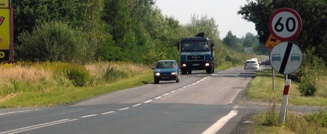 Dwa kilometry drogi Tarnobrzeg &#8211; Stalowa Wola wskutek szkód górniczych i nasilonego ruchu znajduje się w fatalnym stanie.