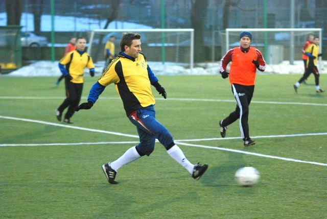 Jedną z bramek dla Łysicy Akamit Bodzentyn w sparingu z Zdrojem Busko-Zdrój zdobył Radosław Kardas (przy piłce). Strzelił on także gola w meczu kontrolnym z Wisłą Annopol.