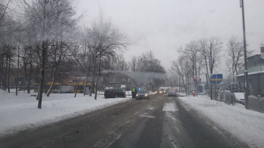 Cyklon Dieter przyniósł opady śniegu na drogach. Jest bardzo...