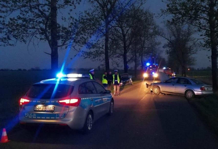 Wypadek w Polanie pod Grodkowem. Audi a4 zderzyło się z policyjnym radiowozem. Sprawca był pijany