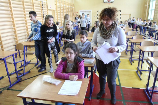 Ostatnie poprawki przed oddaniem sprawdzianu z języka polskiego i matematyki w Szkole Podstawowej numer 11 w Kielcach. Uczniowie egzamin pisali niemal do samego końca.