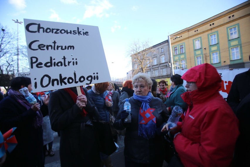 Protest pracowników Chorzowskiego Centrum Pediatrii i...