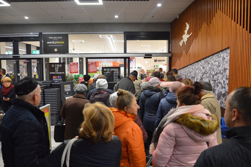 Galeria Łysica w Ostrowcu już otwarta. Pierwszy ruszył Lidl. Zobacz pierwsze zdjęcia nowego centrum handlowego [ZDJĘCIA]
