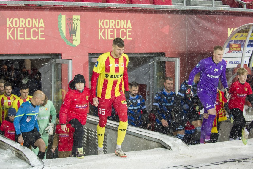 W takich anormalnych warunkach zagrali piłkarze Korony Kielce i Lecha Poznań na Suzuki Arenie. Czy mecz powinien się odbyć?