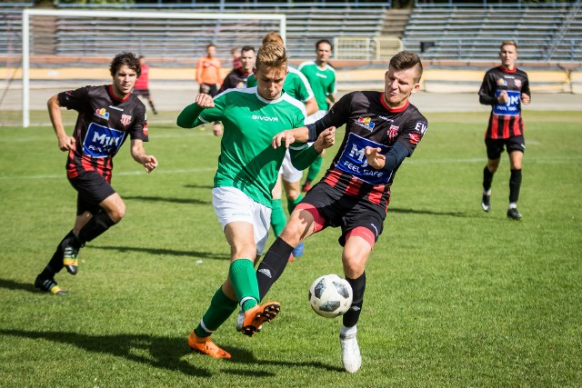 W meczu 8. kolejki IV ligi KP Polonia Bydgoszcz zremisowała na własnym boisku przy ul. Sportowej z Kujawianką Izbica Kujawska 2:2. Wszystkie gole strzelono po przerwie. Podopieczni Włodzimierza Koreckiego dwukrotnie odrabiali straty.To pierwszy remis biało-czerwonych w tym sezonie. I pierwszy punkt po dwóch kolejnych porażkach.KP Polonia Bydgoszcz - Kujawianka Izbica Kujawska 2:2 (0:0). Bramki: Wiktor Dąbek (58), Robert Sawicki (80-głową), Oleg Tabaka (45+2) - Jan Kołodziejski (59).ZOBACZ ZDJĘCIA Z MECZU NA SPORTOWEJ >>>>>