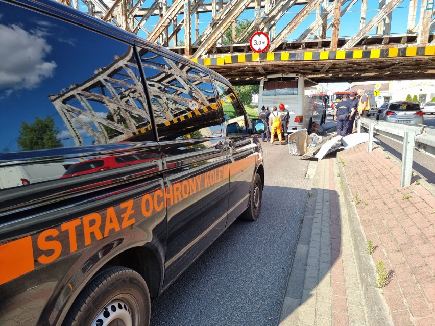 Kierujący z Ukrainy zignorował znak i wjechał w Przemyślu pod most. Autokar był za wysoki... [ZDJĘCIA]