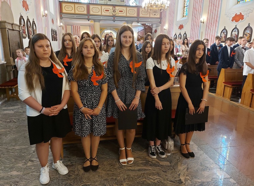 Młodzież z Kazanowa przyjęła sakrament bierzmowania.