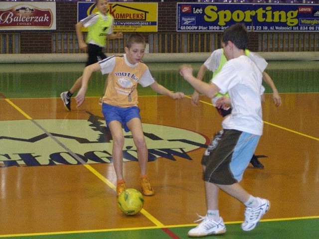 Ponad 100 małych piłkarzy rywalizowało w hali widowiskowo-sportowej w turnieju Chrobrego Głogów.