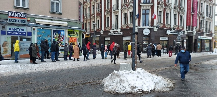 Kolejka po pączki w Sosnowcu przed "Dobrze Nadziane"....