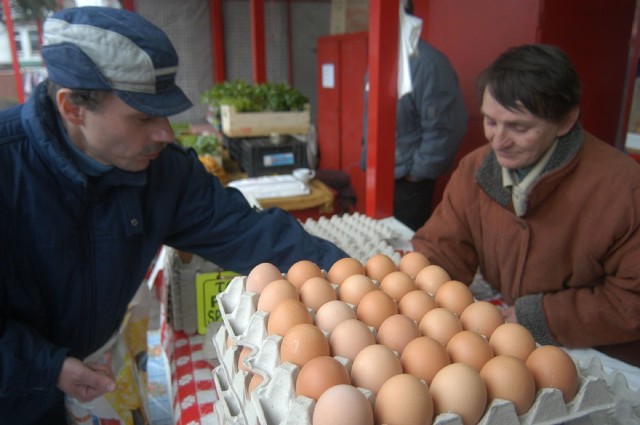 Opolskie targowisko Cytrusek. Tam ceny jaj są najwyższe. W końcu jajo "od baby" ma lepsze wzięcie niż chłodnicze jajko z sieciowych handlowych gigantów.