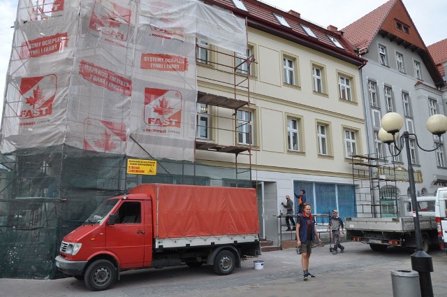 Remont elewacji budynku przy placu Wolności, w którym powstaje salon Empiku oraz cukiernia Sowa.