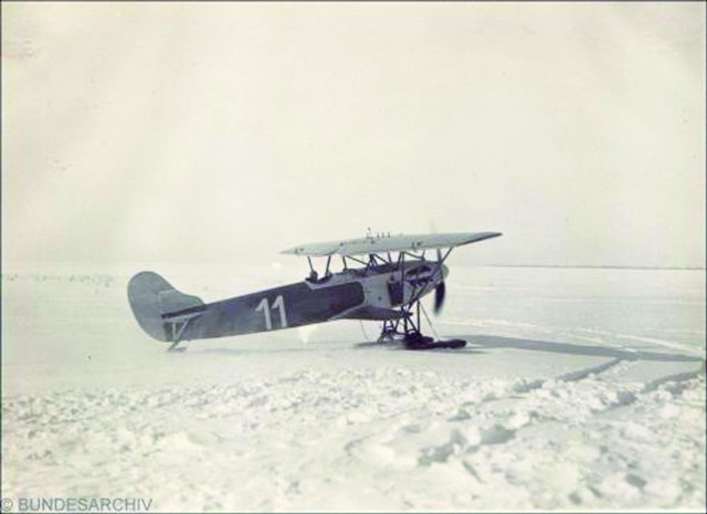 Fokker w Lipiecku na tak zwanych saniach, pozwalających lądować na śniegu.