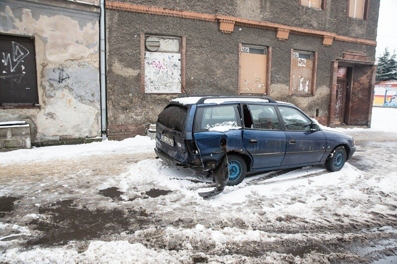 Kierowca, który wjechał w ścianę budynku usłyszy zarzuty (ZDJĘCIA)