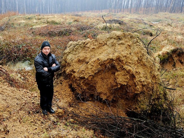 - W tym miejscu zapadł się ogromny kawał terenu, w pobliżu ziemia ciągle jest aktywna, a szykują nam jeszcze wstrząsy - tłumaczy obawy mieszkańców Marek Pańczak, mieszkaniec Chmielnika. I zastrzega: Nie jesteśmy przeciwko badaniom, ale wszystko musi się odbyć z dala od osuwisk i za zgodą właścicieli działek.