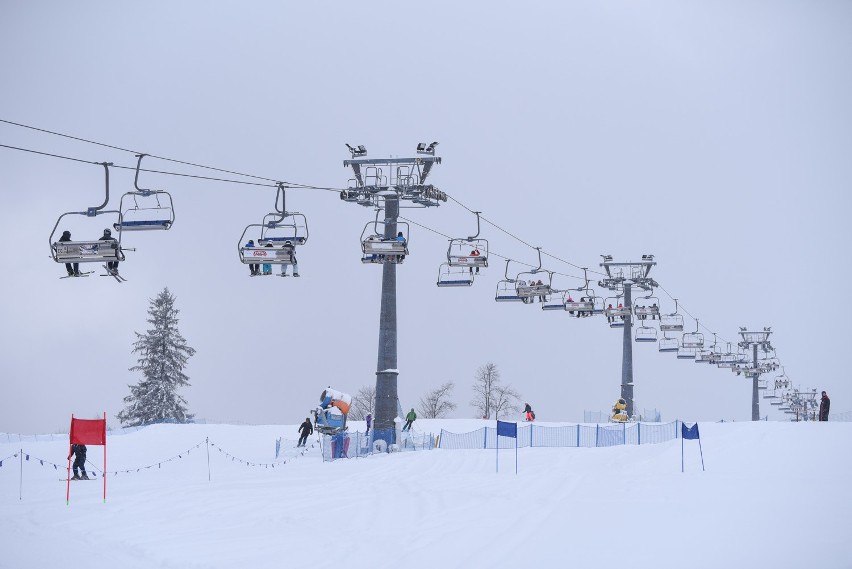 Witów: Górale jeździli na nartach w regionalnych strojach [GALERIA]