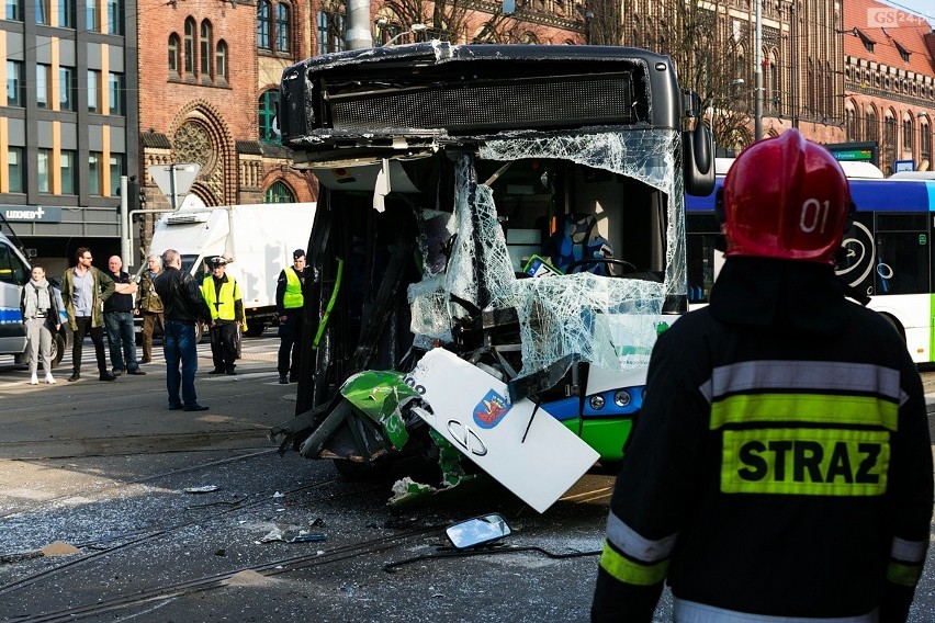 Wypadek na Bramie Portowej w Szczecinie: zderzenie tramwaju...