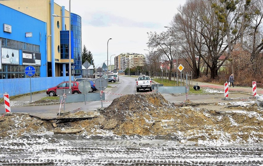 Do dworca kolejowego w Tarnobrzegu przez rondo budowanej obwodnicy. Ulica Kopernika jest ślepa, kierowcy i piesi mają kłopot