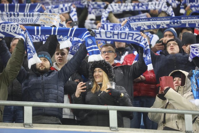 Kibice Ruchu Chorzów znów wypełnili stadion w Gliwicach. Na widowni była też grupka fanów Podbeskidzia  Zobacz kolejne zdjęcia. Przesuwaj zdjęcia w prawo - naciśnij strzałkę lub przycisk NASTĘPNE 