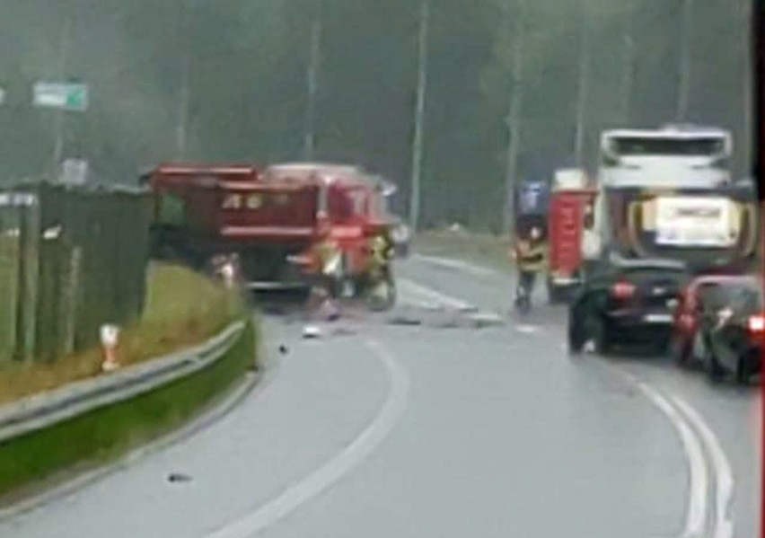 Wasilków. Wypadek śmiertelny na DK19. Mercedes wbił się pod...