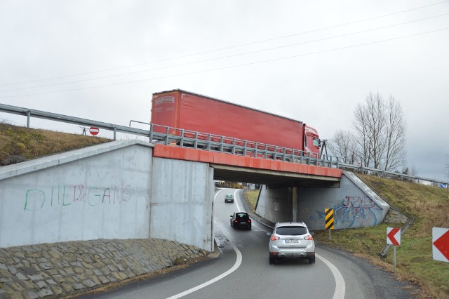 Decyzja o rozbiórce wiaduktu w ciągu DK94 w Bochni zapadła po tym, jak stwierdzono pęknięcia konstrukcji nośnej
