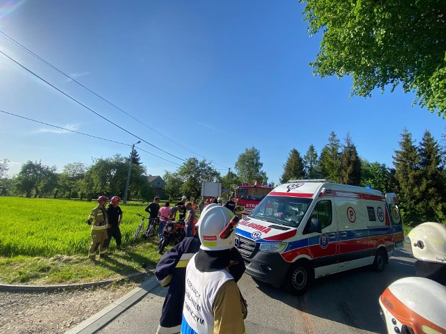 Wypadek w Niżowej koło Gdowa w powiecie wielickim. Zderzyły się motocykl i samochód osobowy