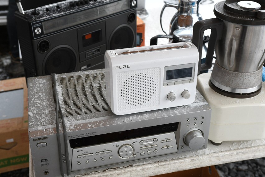 Różne urządzenia elektryczne - od radia, mikrofale, po...
