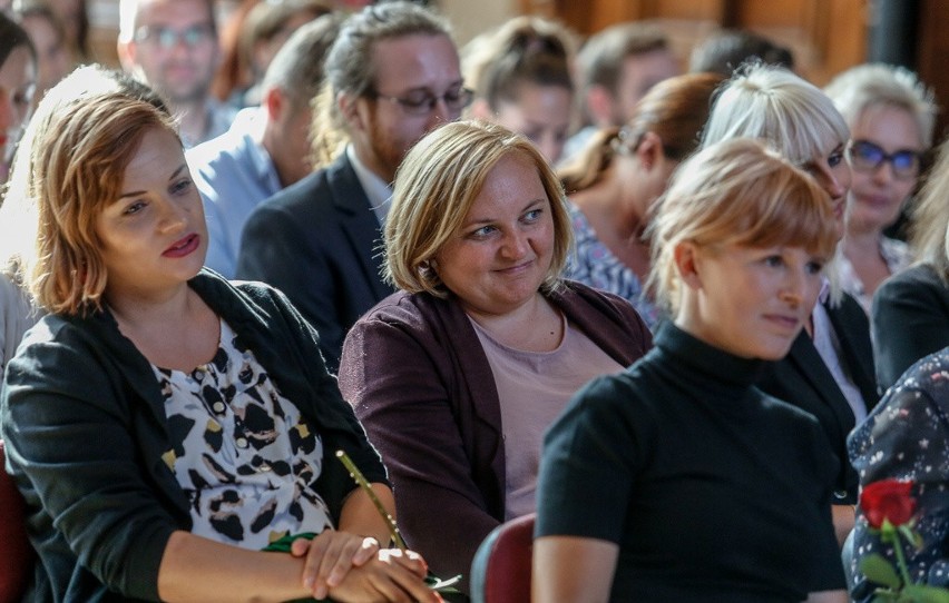 107 gdańskich nauczycieli odebrało w Dworze Artusa akty mianowania. Wręczyła je Aleksandra Dulkiewicz