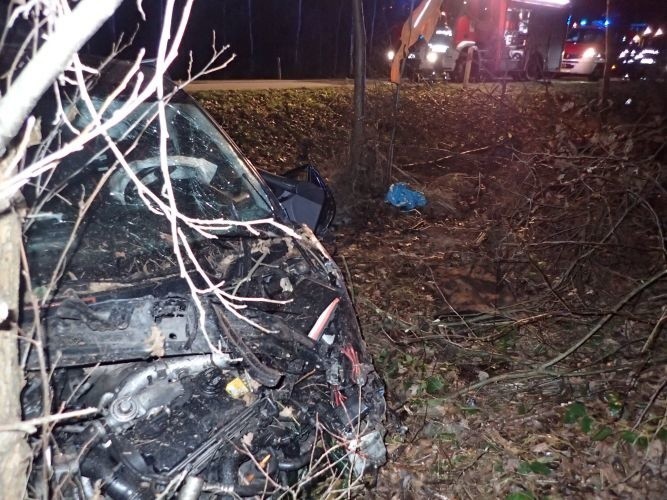 Pod Starachowicami samochód wypadł z drogi, przeleciał kilkadziesiąt metrów i uderzył w drzewa [ZDJĘCIA] 