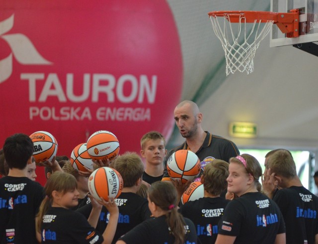 Marcin Gortat często uczy młodzież gry w kosza. Polski zawodnik organizuje m.in. imprezę pod nazwą Gortat Camp