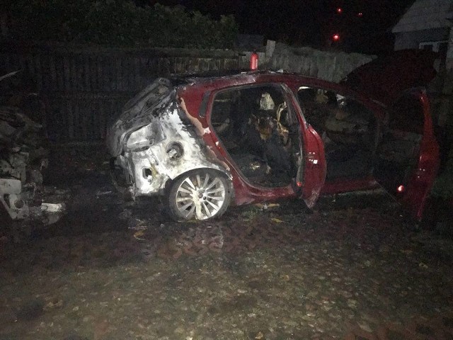 W czwartek, 45 minut po północy strażacy z OSP Dobrzyniewo Duże otrzymali zgłoszenie o pożarze aut w miejscowości Krynice.