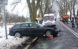 Zderzenie na DK, 5 na wysokości Dobrcza. Auto osobowe uderzyło w wywrotkę