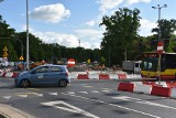 Armagedon na skrzyżowaniu Popowickiej i Milenijnej we Wrocławiu. Trwa budowa linii tramwajowej [ZDJĘCIA]