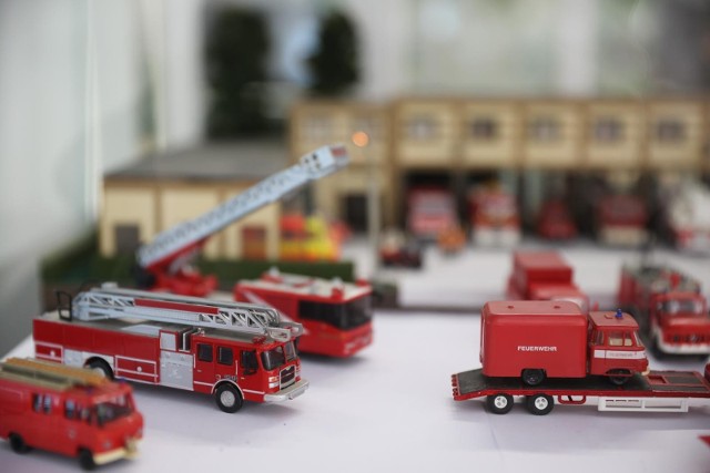 Modele wozów strażackich mogą oglądać czytelnicy Biblioteki Kraków