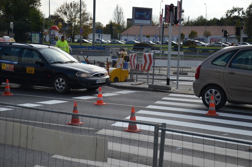 Wrocław: Korki na Legnickiej. Malują nowe przejście dla pieszych (ZDJĘCIA)